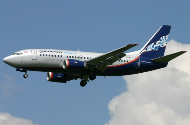 Sortie de taxiway au roulage d'un avion de Nordavia