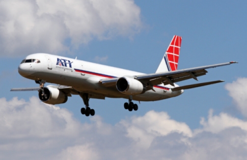 Sortie de taxiway d'un avion de Air Transport International
