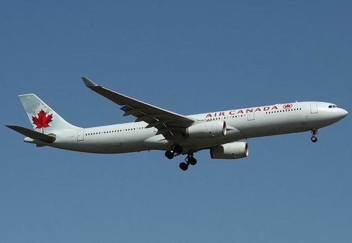 Fumée sur le train d'un avion de Air Canada au poser