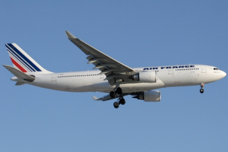 Un avion d'Air France escorté par l'Air Force à son arrivée