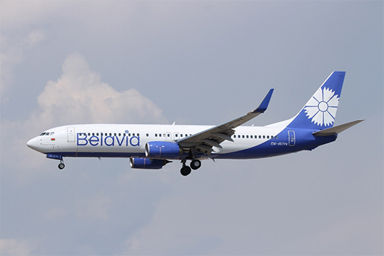 Poser avec un pneu crevé d'un avion de Belavia