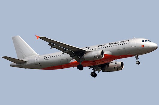 Un véhicule de piste heurte l'aile d'un avion de JetStar