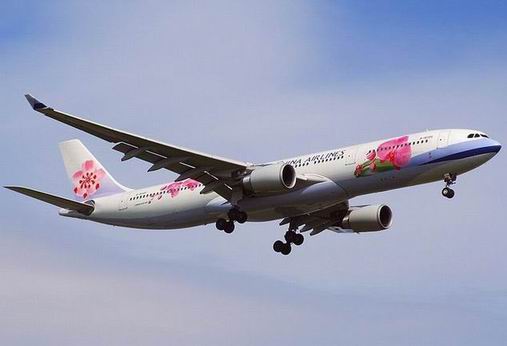 Ouverture d'un toboggan au sol d'un avion de China Airlines