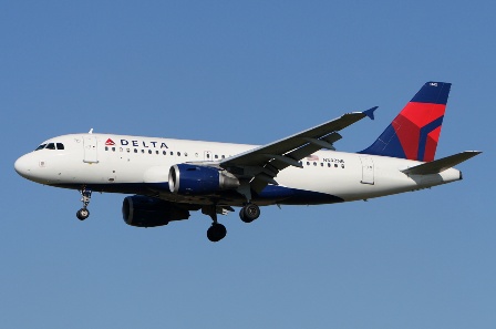 Évacuation au sol cause fumée d'un avion de Delta Airlines