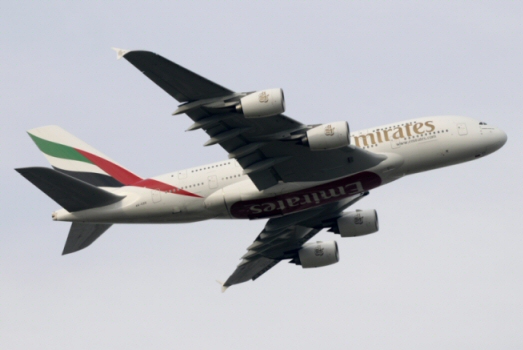 Un passager de Emirates reçoit un bagage sur la tête