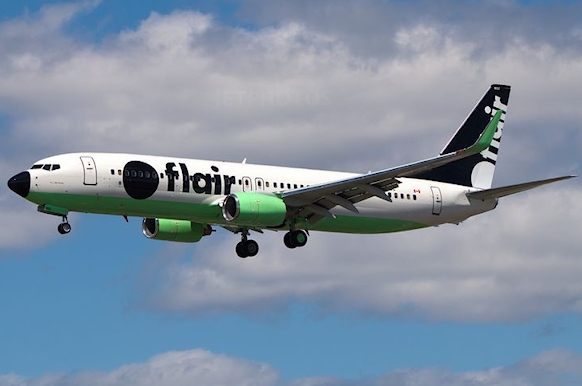 Le réacteur d'un avion de Flair absorbe un objet au roulage