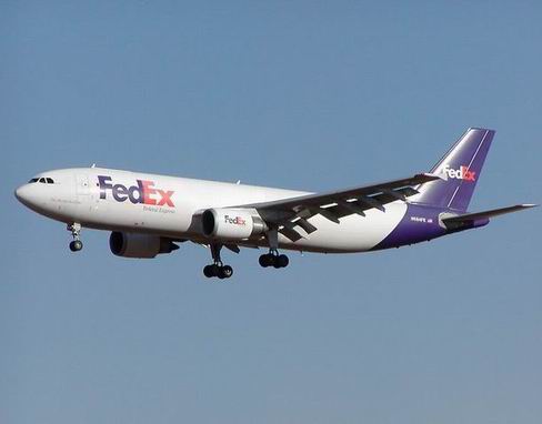 Légère sortie de taxiway au roulage d'un avion de FedEx