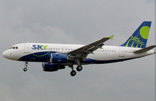 Explosion et flammes sur un avion de Sky Airline