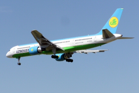 Retour cause problème moteur d'un avion de Uzbekistan