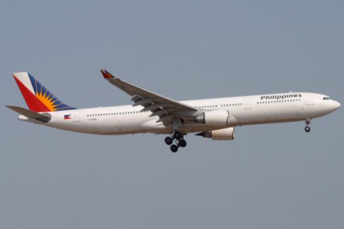 Un véhicule de piste heurte un avion de Philippine Airlines