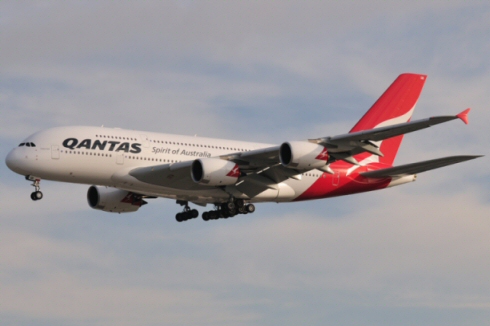 Problèmes électriques et retour d'un avion de Qantas Airways