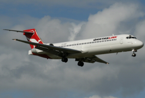 Un avion de Qantas légèrement abîmé par une passerelle