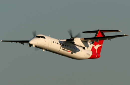 Un avion de Qantas touche la piste de l'arrière du fuselage