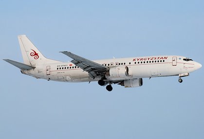 Un avion de Air Kirghizstan se pose sur une piste fermée