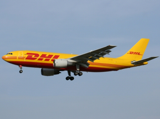 Un avion de fret de DHL sort de taxiway au roulage