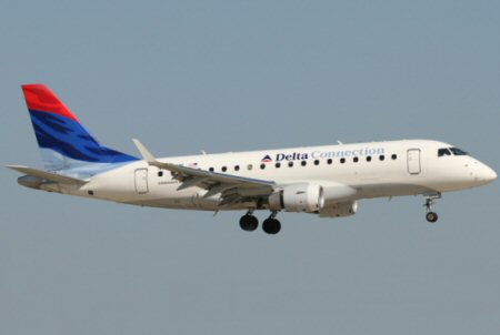 Atterrissage d'un avion de Delta avec fumée en cabine