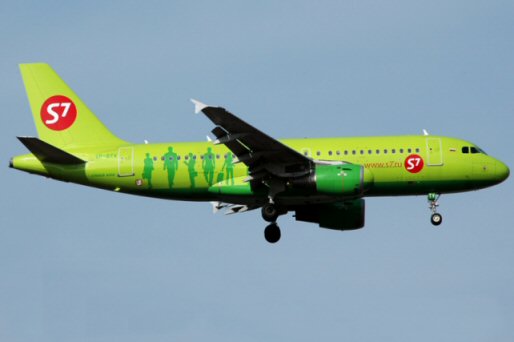 Un avion de S7 Airlines s'enfonce dans le bitume du taxiway