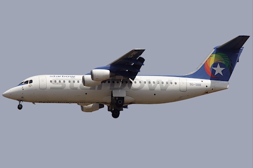 Explosion et étincelles sur le moteur d'un avion de Starbow