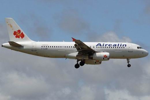 Un avion de Aircalin abîmé par une passerelle mobile