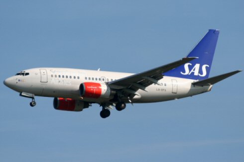 Fumée sur les freins d'un avion de SAS au roulage