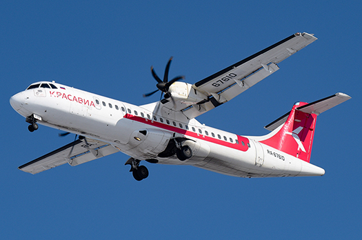 Atterrissage d'un avion de Krasavia avec un pneu éclaté