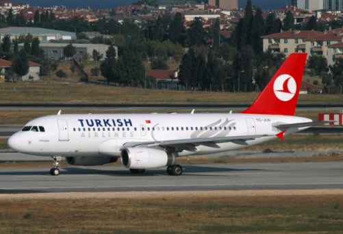 Retour de trois avions de Turkish frappés par la foudre