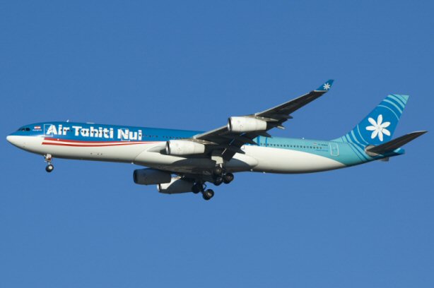 Un avion de Air Tahiti Nui écrase deux balises à l'atterrissage