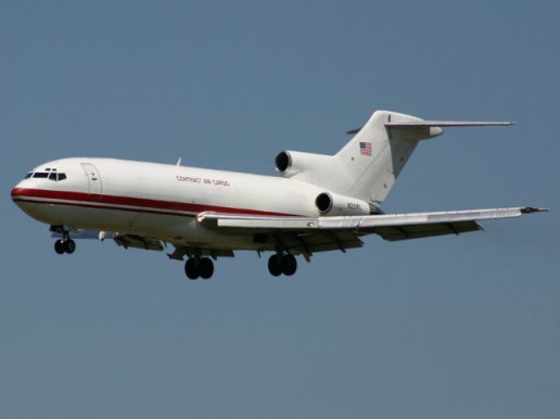 Sortie de taxiway d'un avion-cargo de Contract Air Cargo