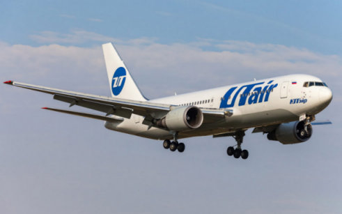 L'aile d'un avion de UTAir heurte un pylône au roulage