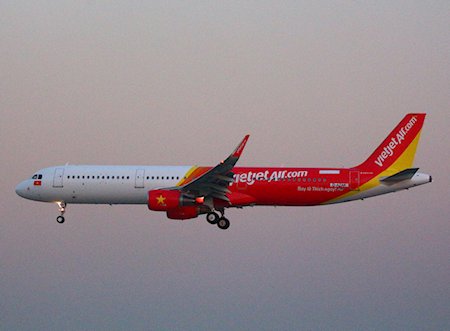 Un passager d'un avion de Vietnam Airlines ouvre une issue