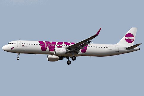 Un député ivre vomit sur les passagers d'un avion de WOW Air