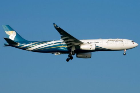 Sortie de taxiway à l'atterrissage d'un avion de Oman Air