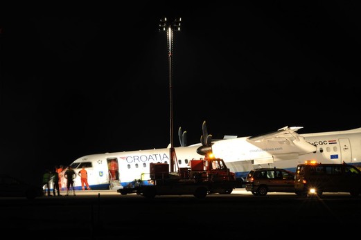 Atterrissage sans train avant  d'un Dash 8 à Zurich