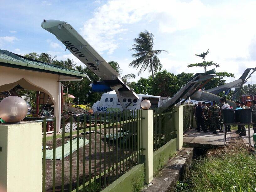 Un avion de MASWings sort de piste et heurte une maison