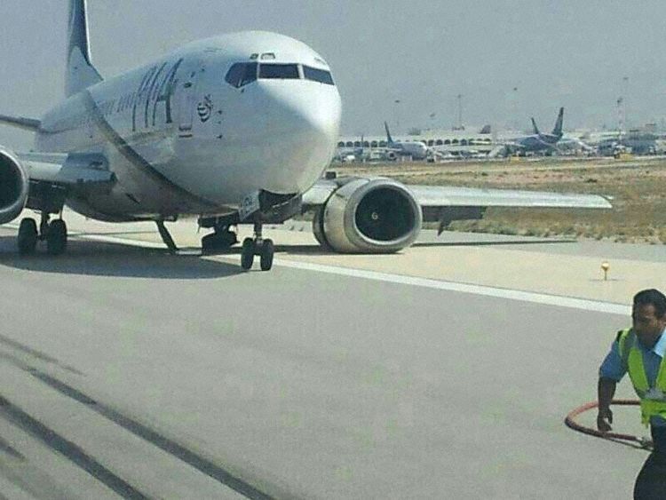 Effacement de train d'un avion de Pakistan Airlines au poser
