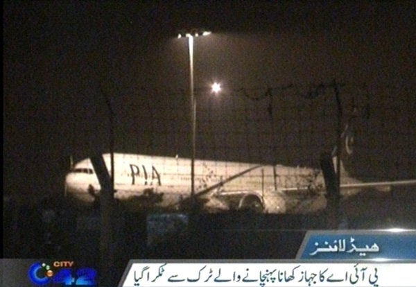 Un camion de catering heurte un avion de Pakistan Airlines