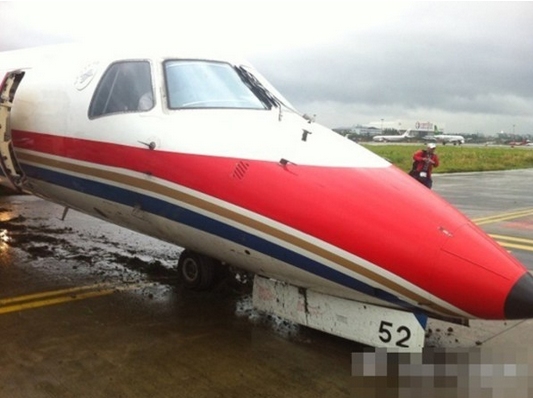 Train avant brisé pour un avion de China Eastern Airlines