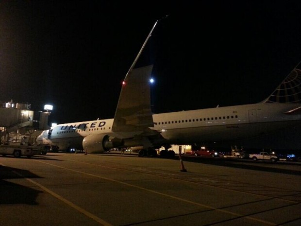 Un avion de United Airlines tombe sur le nez durant la nuit
