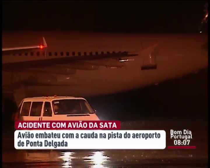 Un avion de SATA Airlines heurte la piste du fuselage