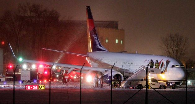 Sortie de taxiway d'un avion de Delta Airlines