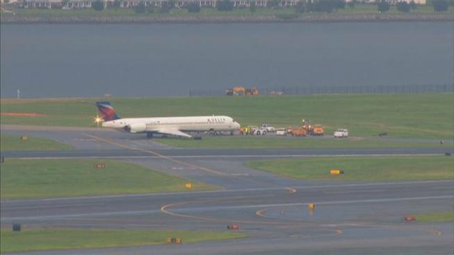 Sortie de taxiway d'un avion de Delta Airlines