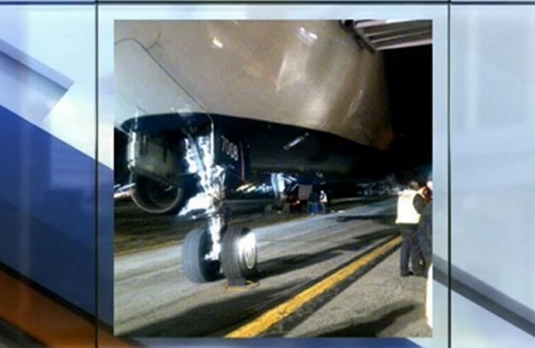 Sortie de taxiway d'un avion de Delta Airlines