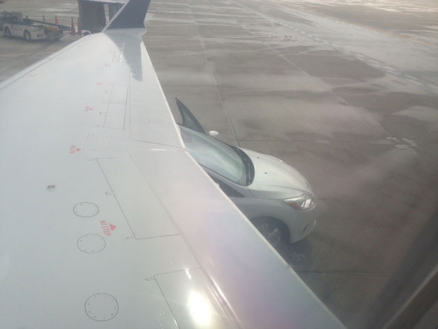 Un avion de Delta Airlines heurte une voiture au roulage