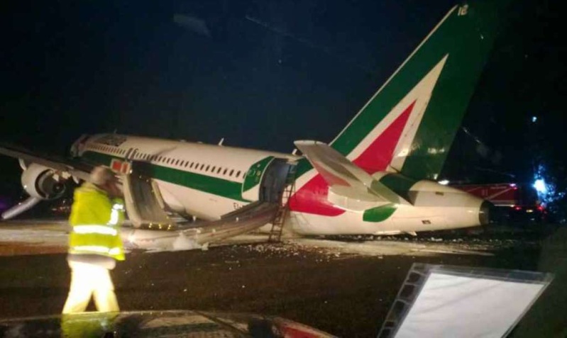 Problème de train au poser d'un avion de Alitalia