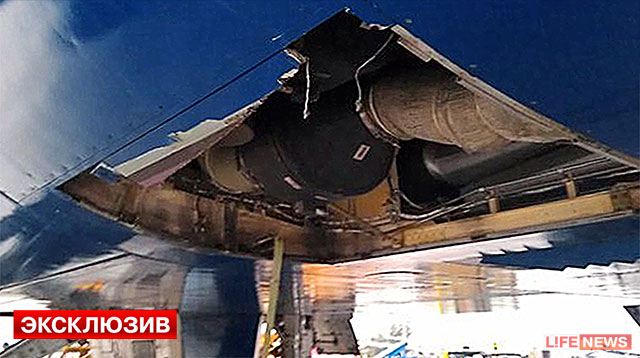 Arrachage d'un panneau de fuselage sur un avion de Transaero