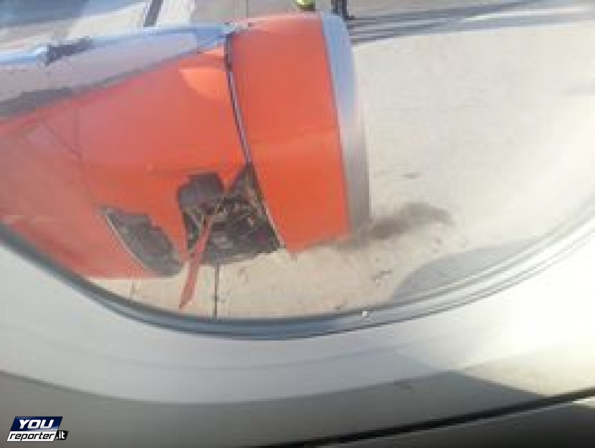 Un avion de EasyJet perd des panneaux moteur en vol
