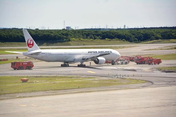 Fumée sur le train au poser d'un avion de Japan Airlines