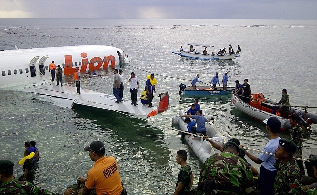 L'avion de Lion Air s'est posé en mer 500m avant la piste