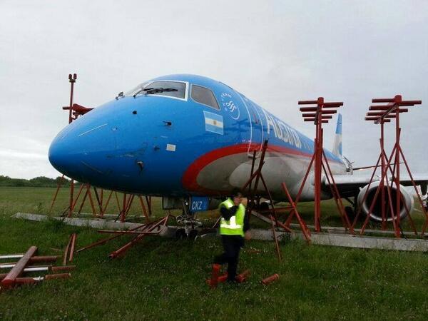 Sortie de piste au poser d'un avion de Austral Airlines