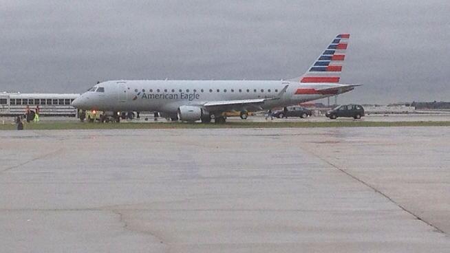 Sortie de taxiway au roulage d'un avion de American Eagle